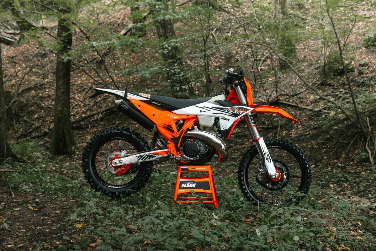 Nuova KTM 300 EXC Hardenduro 2026: regina dell’estremo